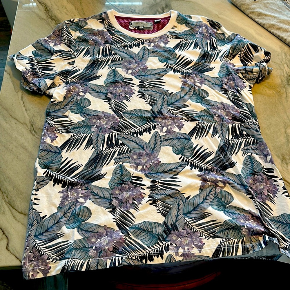 Ted Baker Mens size 4 Leaf Print Tee